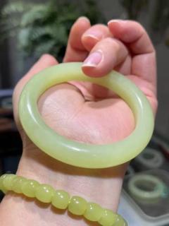 新疆和田玉若羌黄口手镯,玉质细腻,油性十足,颜色漂亮,圈口56宽11.3厚